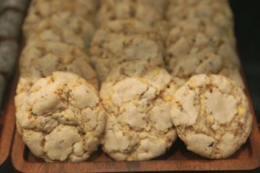 Bir grup çeşit kurabiye. Çikolata parçacıklı, yulaflı, kuru üzümlü, beyaz çikolatalı.