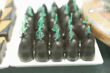 Bir grup çeşit kurabiye. Çikolata parçacıklı, yulaflı, kuru üzümlü, beyaz çikolatalı.