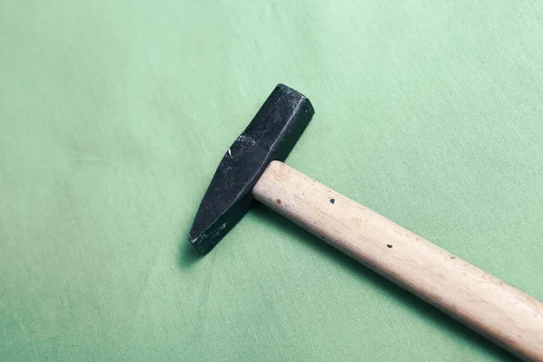 Eski model çekiç, marangozlar için bir zanaat aracı.