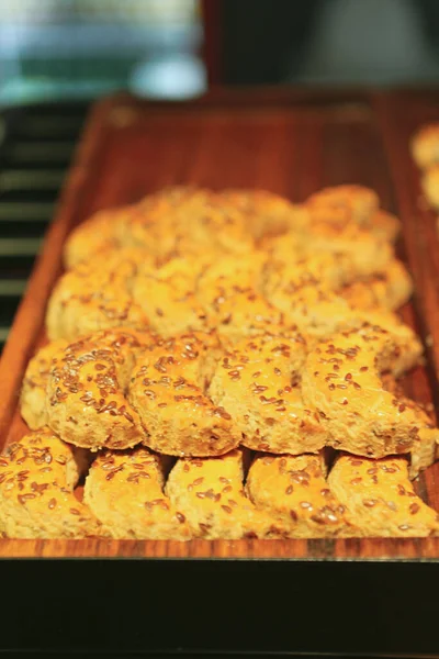 Bir grup çeşit kurabiye. Çikolata parçacıklı, yulaflı, kuru üzümlü, beyaz çikolatalı.