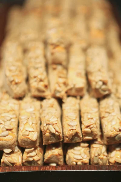 Bir grup çeşit kurabiye. Çikolata parçacıklı, yulaflı, kuru üzümlü, beyaz çikolatalı.