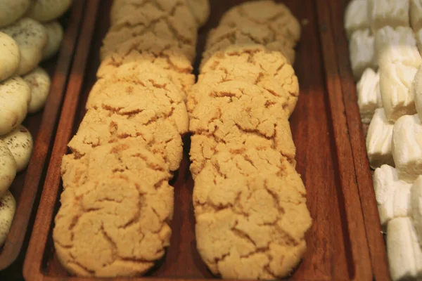 Bir grup çeşit kurabiye. Çikolata parçacıklı, yulaflı, kuru üzümlü, beyaz çikolatalı.