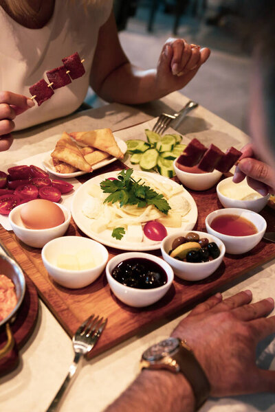 Богатый и вкусный турецкий завтрак
