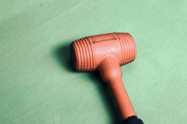 kırmızı ve siyah plastik çekiç