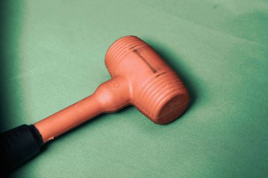 kırmızı ve siyah plastik çekiç