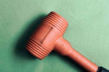 kırmızı ve siyah plastik çekiç