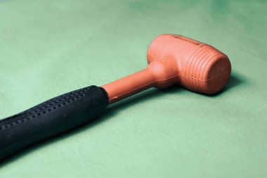 kırmızı ve siyah plastik çekiç