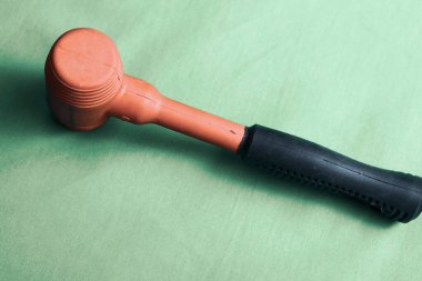 kırmızı ve siyah plastik çekiç