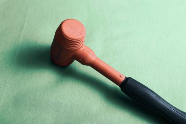kırmızı ve siyah plastik çekiç