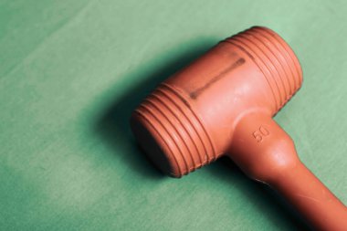 kırmızı ve siyah plastik çekiç