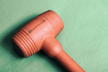 kırmızı ve siyah plastik çekiç