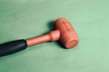 kırmızı ve siyah plastik çekiç