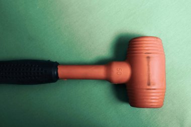 kırmızı ve siyah plastik çekiç