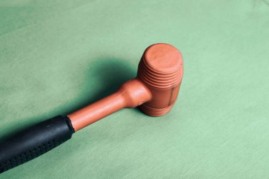 kırmızı ve siyah plastik çekiç