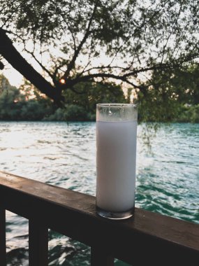 Özel Alkollü İçkili Rakılı Türk ve Yunan Geleneksel Yemek Masası. Uzo ve Türk Rakısı, Türkiye, Yunanistan, Kıbrıs ve Lübnan'da yaygın olarak tüketilen kuru anason aromalı bir aperatiftir.