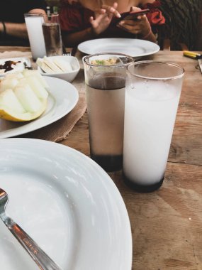 Özel Alkollü İçkili Rakılı Türk ve Yunan Geleneksel Yemek Masası. Uzo ve Türk Rakısı, Türkiye, Yunanistan, Kıbrıs ve Lübnan'da yaygın olarak tüketilen kuru anason aromalı bir aperatiftir.