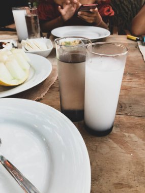 Özel Alkollü İçkili Rakılı Türk ve Yunan Geleneksel Yemek Masası. Uzo ve Türk Rakısı, Türkiye, Yunanistan, Kıbrıs ve Lübnan'da yaygın olarak tüketilen kuru anason aromalı bir aperatiftir.