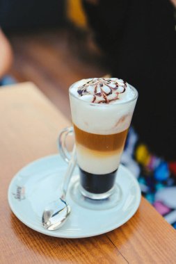 Sütlü buzlu kahve. Buzlu kahve. Elinde bir bardak buzlu kahve tutan kadın..