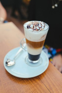 Sütlü buzlu kahve. Buzlu kahve. Elinde bir bardak buzlu kahve tutan kadın..