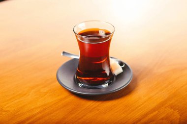 Çay fincanı masanın üstünde.