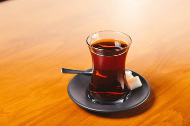 Çay fincanı masanın üstünde.