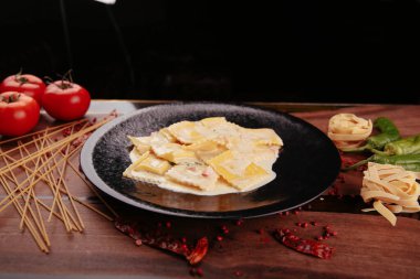 Lezzetli soslu lezzetli klasik İtalyan makarnası..