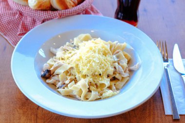 Lezzetli soslu lezzetli klasik İtalyan makarnası..