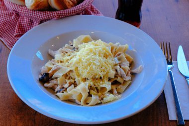 Lezzetli soslu lezzetli klasik İtalyan makarnası..