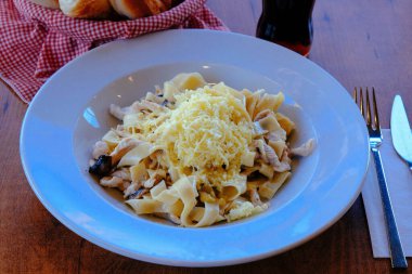 Lezzetli soslu lezzetli klasik İtalyan makarnası..