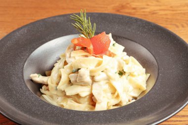 Lezzetli soslu lezzetli klasik İtalyan makarnası..