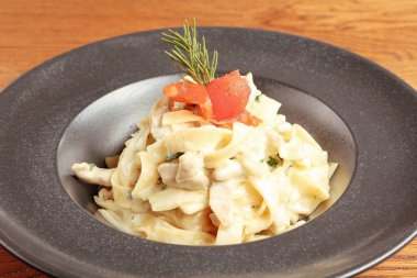 Lezzetli soslu lezzetli klasik İtalyan makarnası..