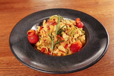 Lezzetli soslu lezzetli klasik İtalyan makarnası..