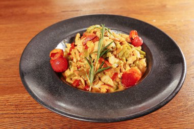 Lezzetli soslu lezzetli klasik İtalyan makarnası..