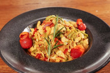 Lezzetli soslu lezzetli klasik İtalyan makarnası..