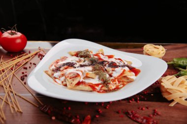 Lezzetli soslu lezzetli klasik İtalyan makarnası..