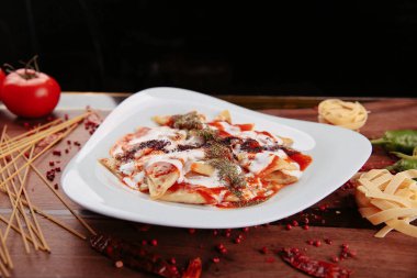 Lezzetli soslu lezzetli klasik İtalyan makarnası..