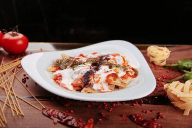 Lezzetli soslu lezzetli klasik İtalyan makarnası..