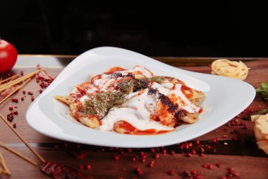 Lezzetli soslu lezzetli klasik İtalyan makarnası..