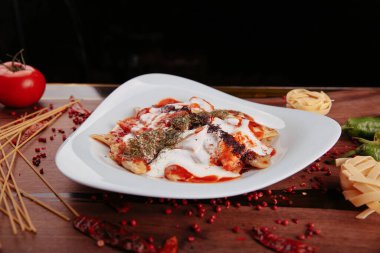 Lezzetli soslu lezzetli klasik İtalyan makarnası..