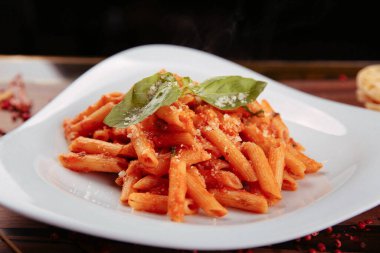 Lezzetli soslu lezzetli klasik İtalyan makarnası..