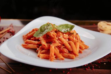 Lezzetli soslu lezzetli klasik İtalyan makarnası..