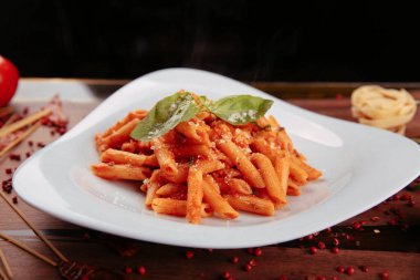 Lezzetli soslu lezzetli klasik İtalyan makarnası..