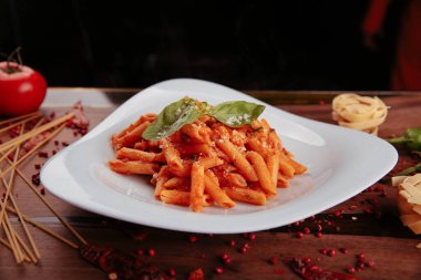 Lezzetli soslu lezzetli klasik İtalyan makarnası..