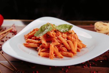 Lezzetli soslu lezzetli klasik İtalyan makarnası..