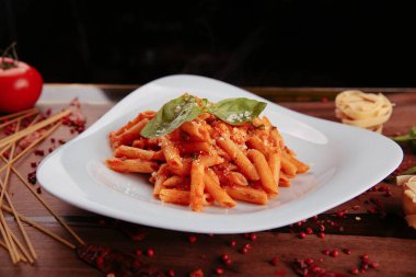 Lezzetli soslu lezzetli klasik İtalyan makarnası..