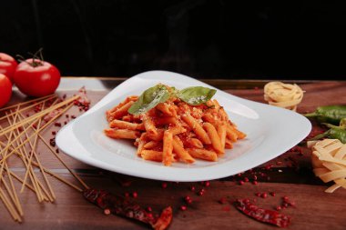 Lezzetli soslu lezzetli klasik İtalyan makarnası..