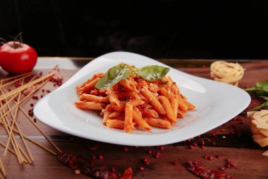 Lezzetli soslu lezzetli klasik İtalyan makarnası..