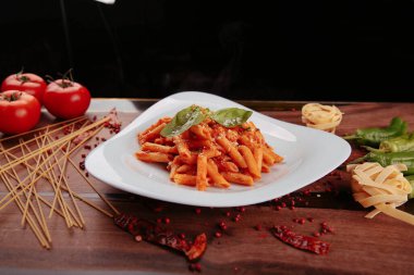 Lezzetli soslu lezzetli klasik İtalyan makarnası..