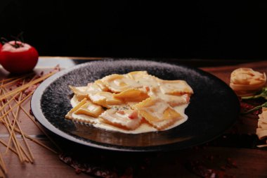 Lezzetli soslu lezzetli klasik İtalyan makarnası..