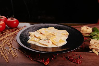 Lezzetli soslu lezzetli klasik İtalyan makarnası..